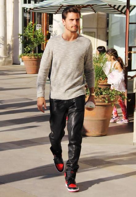 cool men's spring look with red sneakers