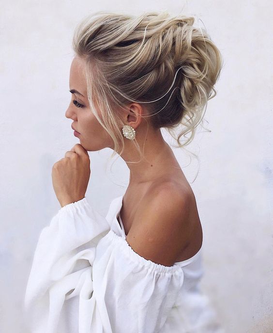 a wavy updo with a wavy top and some face-framing hair is a cool idea for medium-length hair