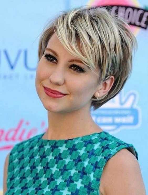 a short bob haircut with layers and side bangs is a chic idea, especially if you go for highlights