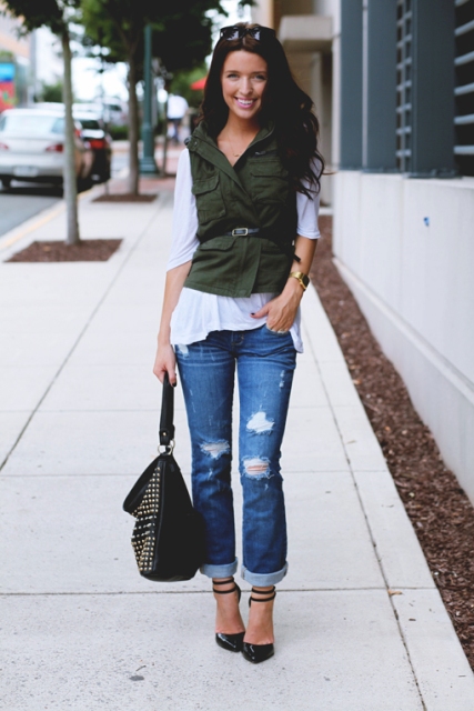 With white shirt, distressed cuffed jeans, embellished bag and black shoes
