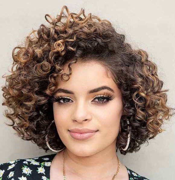 a long bob with natural curls with a darker root and caramel balayage looks very eye-catchy and very lively
