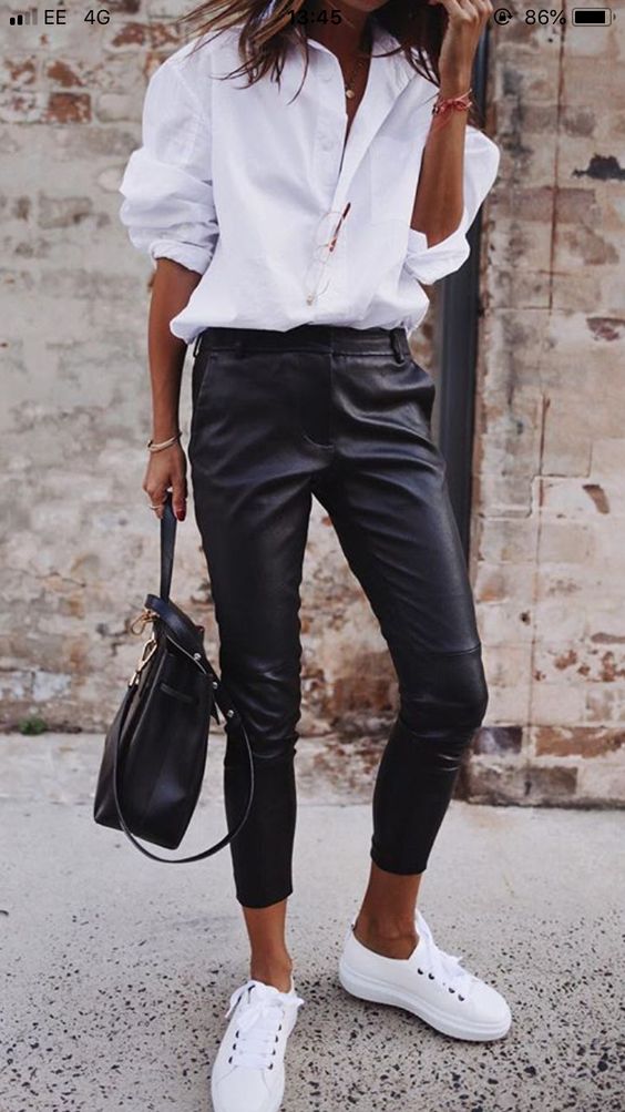 a monochromatic look with a white shirt, black cropped pants, a black bag and white sneakers