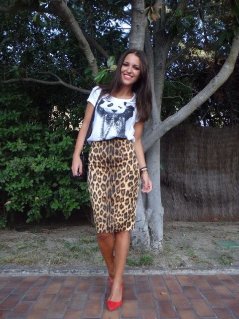 With printed t-shirt, red pumps and black bag