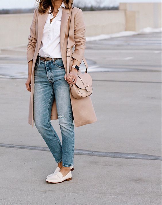 a white shirt, blue jeans, a tan trench, white loafers and a tan bag