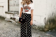 With printed t-shirt, chain strap bag and high heels