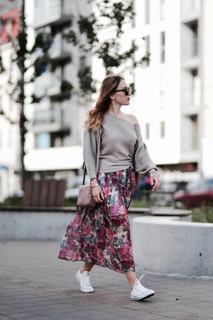 With one shoulder shirt, white sneakers and beige bag