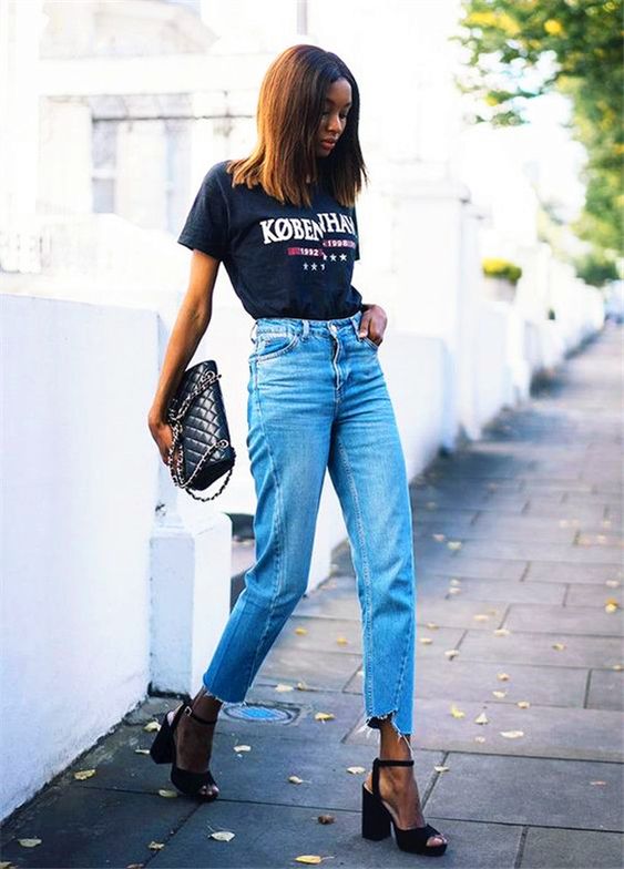 a black printed tee, blue mom jeans with a high waist, black block heels and a black bag