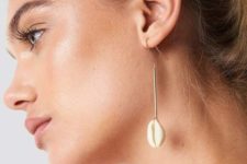 minimalist yet beachy earrings with seashells are ideal to finish off your summer look, even not a beach one