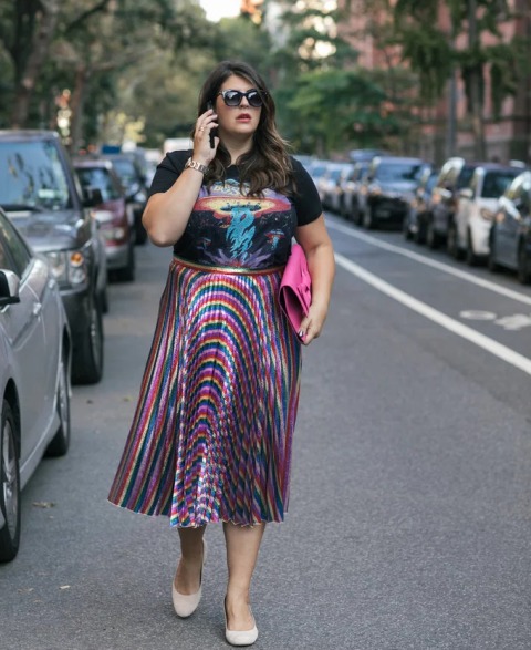 With printed t-shirt, hot pink clutch and beige shoes