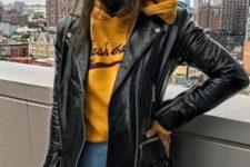 06 blue mom jeans, a yellow hoodie and a black leather jacket will give you a relaxed look