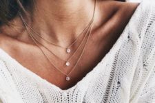 16 layered necklaces with little coins is a chic idea to accessorize your outfit without looking too much