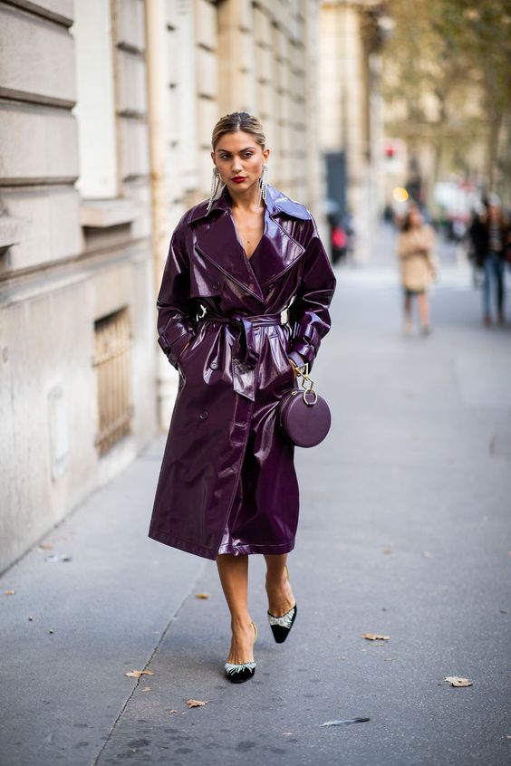 a monochromatic look with a purple lacquer leather trench and a matching purple bag plus black shoes with white feathers