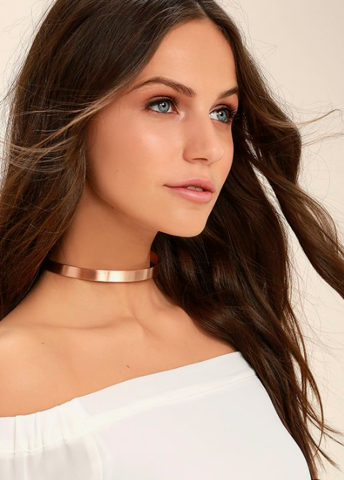 a minimalist metal choker necklace pairs two trends in one - minimalism and cmetal chokers