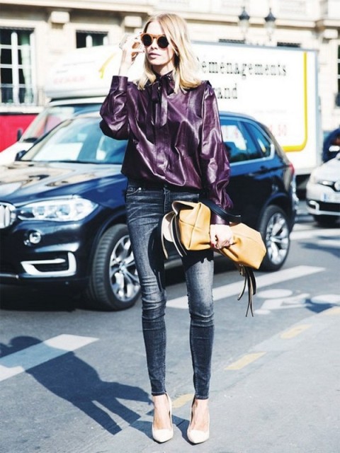 With skinny jeans, pumps and beige leather bag