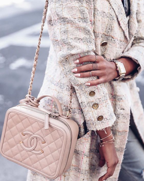 a blush Chanel bag on a chain with belt is a comfortable piece to add a girlish touch to your look