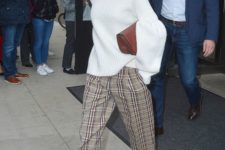 a trendy look by Victoria Beckham – a white oversized sweater, plaid cropped pants and neutral shoes plus a burgundy bag