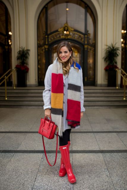 With gray coat, red high boots and red small bag