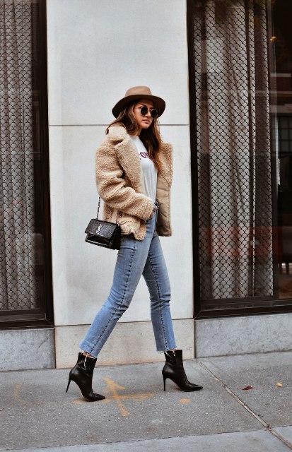 With t-shirt, faux fur jacket, skinny jeans, ankle boots and beige hat