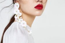 a mono floral earring with gold chains is a very chic and very refreshing idea to try
