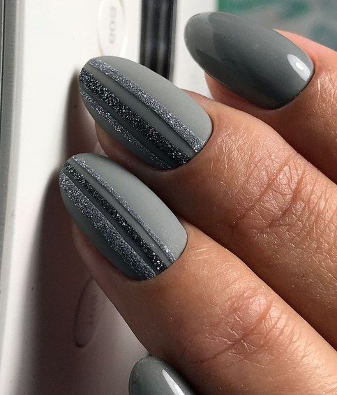 graphite grey nails with two matte ones decorated with glitter stripes look very chic and very bold