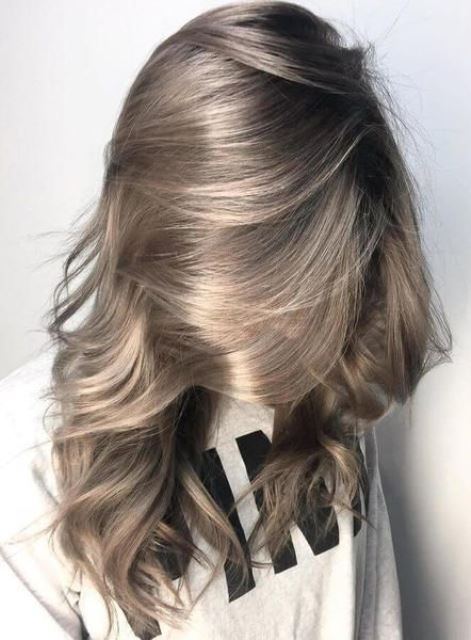 medium length hair in mushroom blond and with waves is a super trendy idea to wear right now