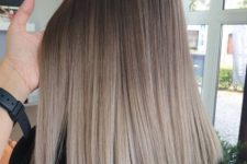 ombre medium hair with a darker root and mushroom blond is a super stylish and chic idea