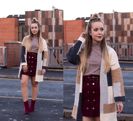 With turtleneck, marsala high-waisted mini skirt and marsala ankle boots