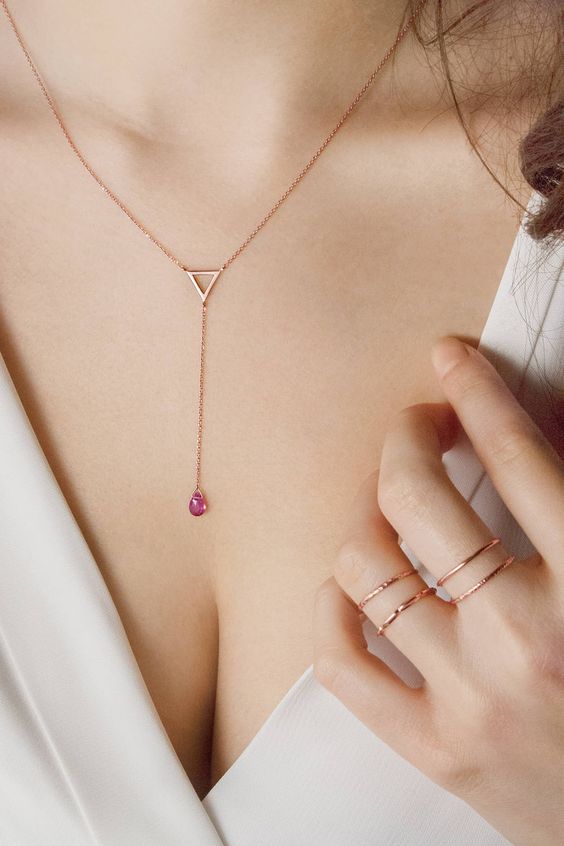 a beautiful rose gold lariat necklace with a tirangle and a single tourmaline on the end is a gorgeous idea