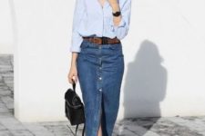 a casual look with an oversized blue shirt, a blue denim pencil midi on buttons and with a slit, white sneakers and a black backpack