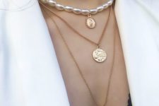 a chic necklace combo of usual and chunky chains, pendant and a pearl necklaces with a pendant