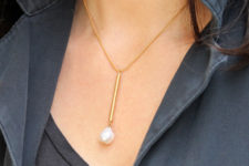 a gorgeous gold bar and baroque pearl necklace is an ultimate idea for a minimalist girl