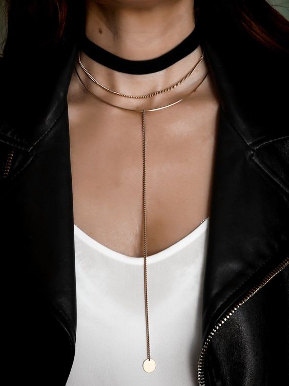 a minimal yet boho lariat necklace with a coin pendant fits two trends at the same time