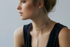 a rose gold leariat necklace worn as a choker is a stylish idea with a modern feel – it comporises two trends in one