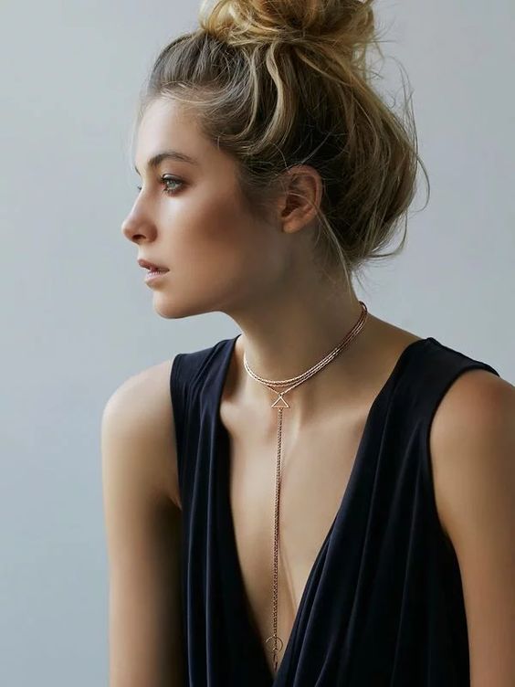 a rose gold leariat necklace worn as a choker is a stylish idea with a modern feel   it comporises two trends in one