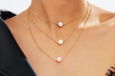 a trio of matching pearl gold necklaces is a bold and stylish idea to go for, it will give a modern feel to your look