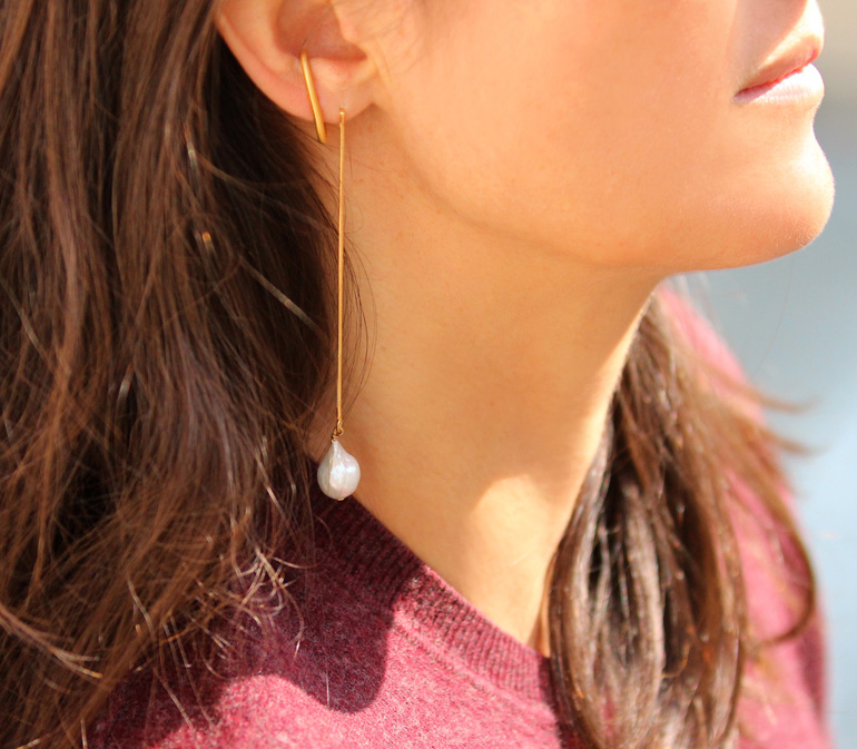 ultra-modern gold bar and baroque pearl earrings look minimalist and girlish at the same time