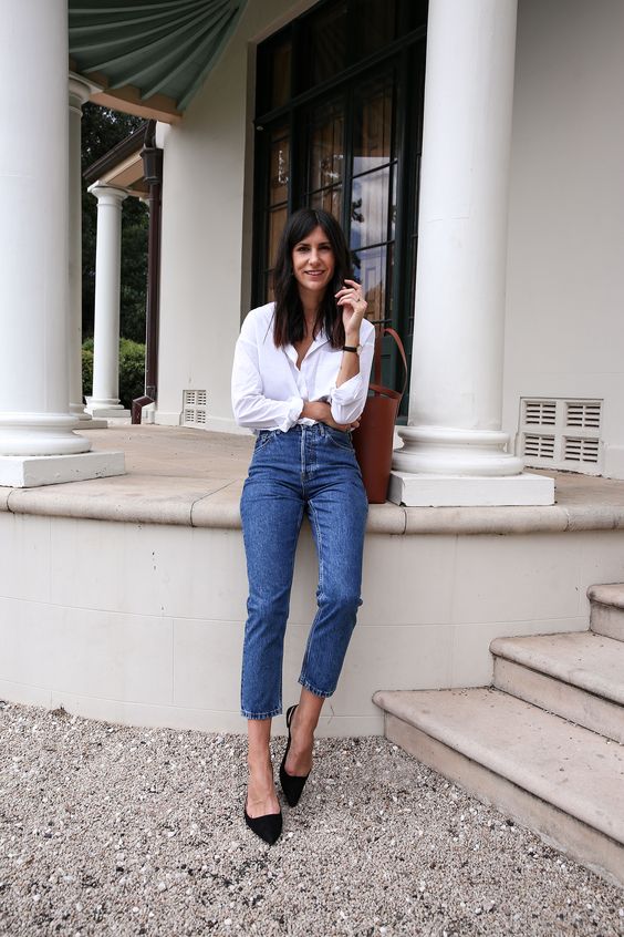90s inspired cheeky blue jeans, black slingbacks, a white shirt and a brown leather bag