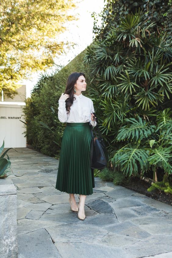 a chic work look with a white shirt, an emerald pleated midi, nude shoes, a black oversized bag