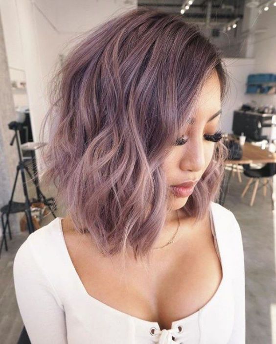 rock medium length lilac hair with slights waves to look chic and in trend for this year