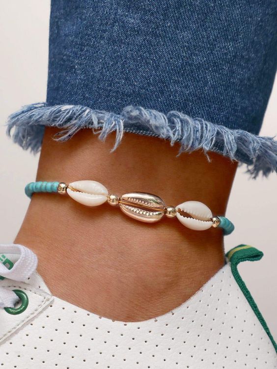 a usual and gilded seashell anklet with turquoise and gold beads looks bold and trendy