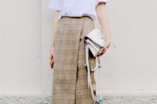 With white loose shirt, white clutch and red shoes
