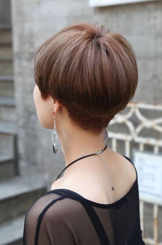 a chestnut bowl haircut with layers is classics inspired by the 60s and 70s