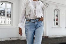 a romantic look with a white Victorian shirt, blue jeans, a vintage chain belt and a pearly bag