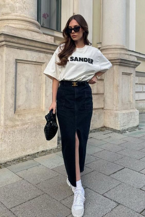 A spring or summer look with a neutral t shirt, a black denim maxi skirt, neutral sneakers and socks, a black bag is cool