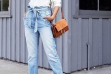 02 a white shirt, blue paper bag jeans, silver shoes and a brown crossbody for a casual look