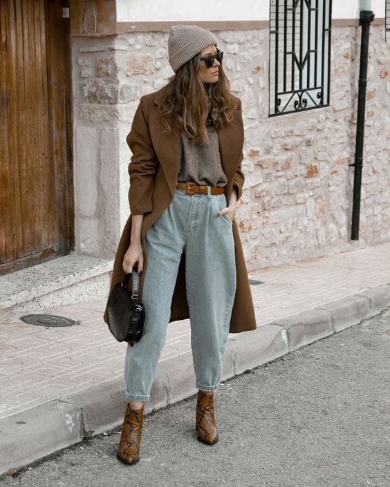 a spring or fall look with blue slouchy jeans, an oversized brown top, a brown coat, snakeskin boots and a beanie