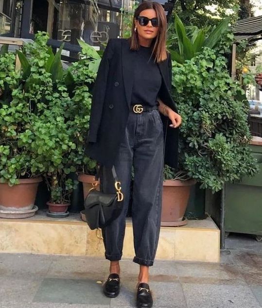 a stylish total black look with a tee, slouchy jeans, slipper mules, an oversized blazer and a saddle bag