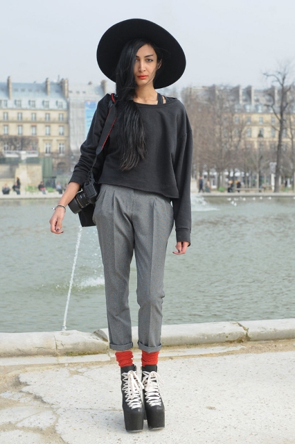 With gray loose shirt, gray cuffed trousers, wide brim hat and platform shoes