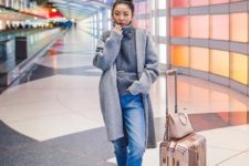 With gray sweater, gray knee-length coat, beige bag, loose jeans and white sneakers