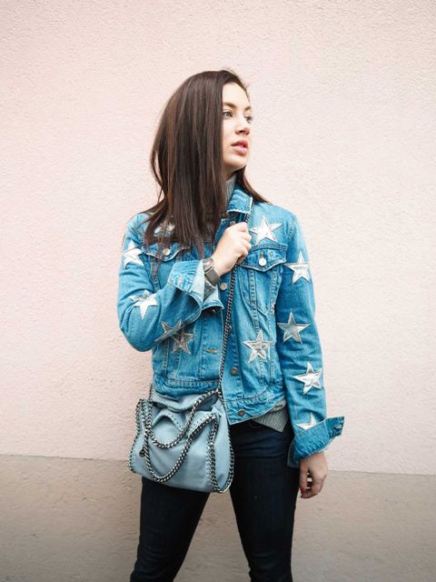 With gray turtleneck, light blue bag and jeans